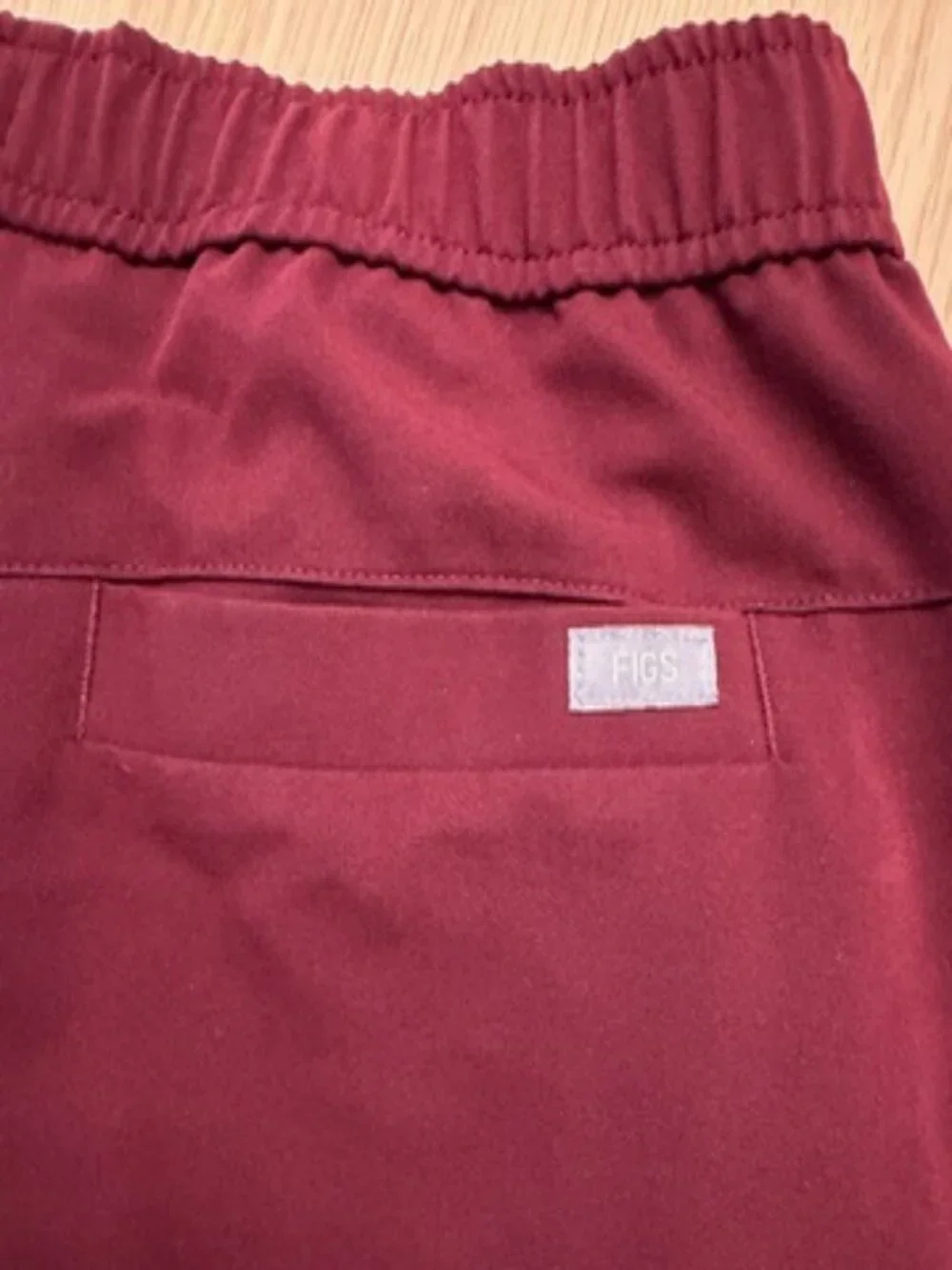 Figs Tansen Jogger Scrub Pant in Burgundy size Small